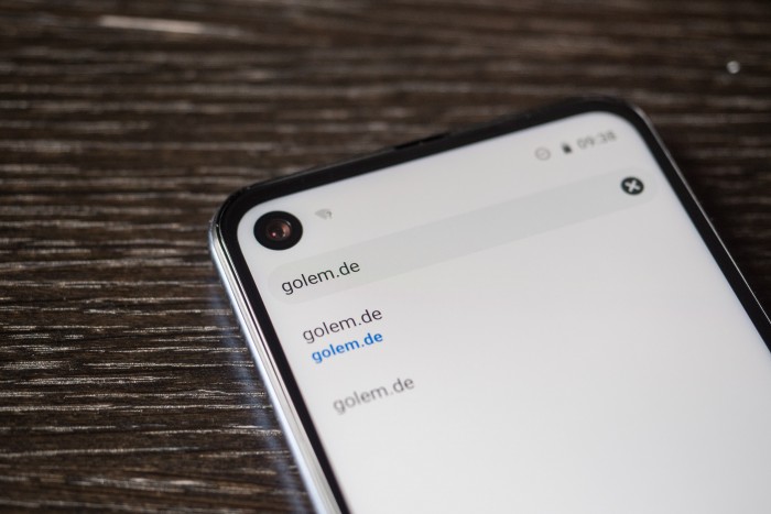Im Display hat das One Action eine Kamera eingebaut. (Bild: Martin Wolf/Golem.de)