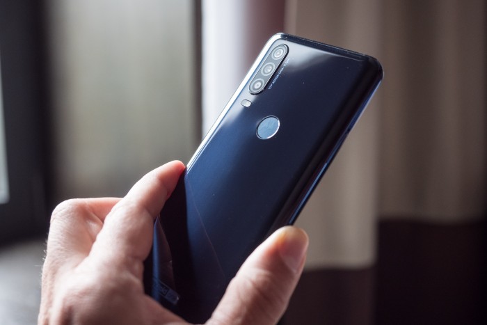 Auf der Rückseite des One Action befindet sich der Fingerabdrucksensor. (Bild: Martin Wolf/Golem.de)