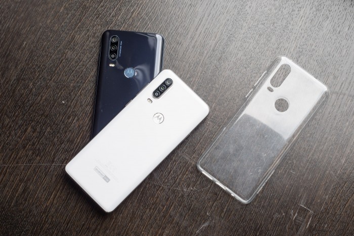 Motorola legt dem One Action eine Schutzhülle bei. (Bild: Martin Wolf/Golem.de)