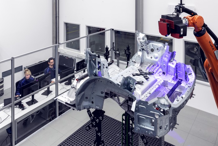 Im virtuellen Messraum wird die Oberfl&auml;che von Karosserieteilen mit einem hochaufl&ouml;senden Scanner untersucht.  (Bild: BMW)