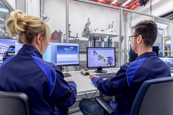 Im virtuellen Messraum wird die Oberfl&auml;che von Karosserieteilen mit einem hochaufl&ouml;senden Scanner untersucht. (Bild: BMW)