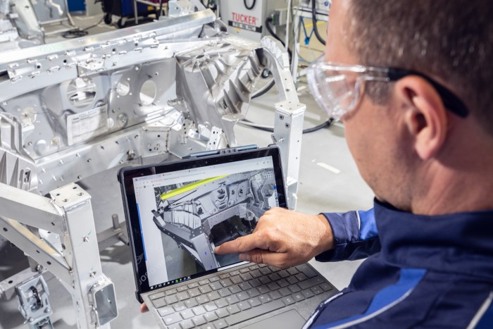 Mit einer Augmented Reality App werden die Bolzen an der Bodengruppe der Karosserie identifiziert und mit dem CAD-Modell des Fahrzeugs abgeglichen. (Bild: BMW)