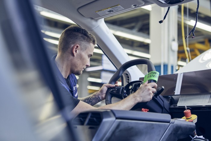 Lenkradmontage (Bild: BMW)