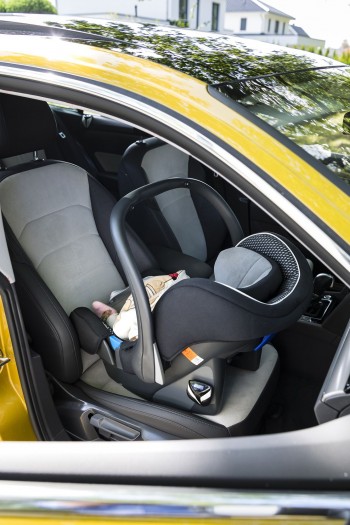 Außerdem erkennt das Auto, wenn eine Babyschale an Bord ist und deaktiviert den Seiten-Airbag. (Bild: NXP)