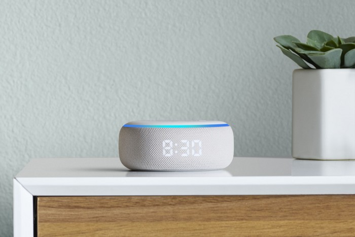 Echo Dot mit Uhr (Bild: Amazon)