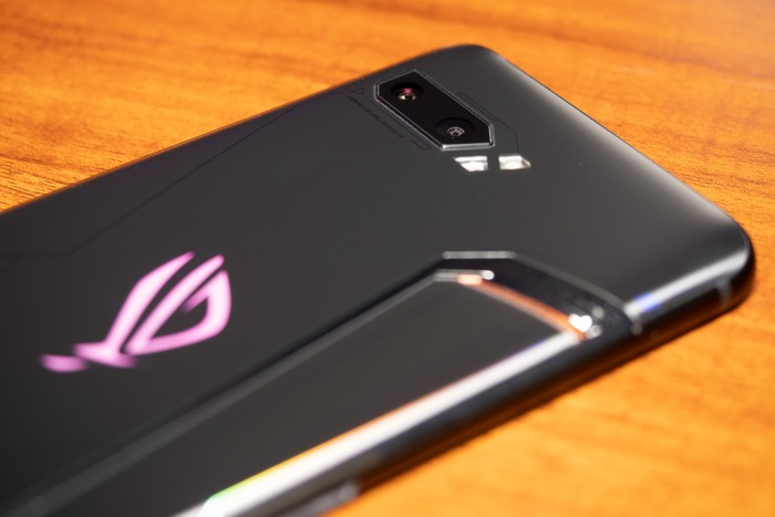 Das ROG Phone II richtet sich wie sein Vorgänger an Mobile Gamer, was auch am Design ersichtlich ist. (Bild: Heiko Raschke/Golem.de)