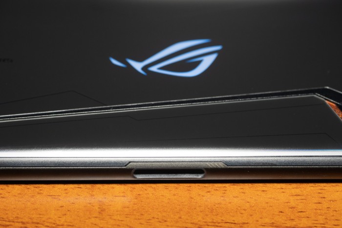 Das ROG-Logo auf der Rückseite leuchtet in 16 Millionen Farben. (Bild: Heiko Raschke/Golem.de)