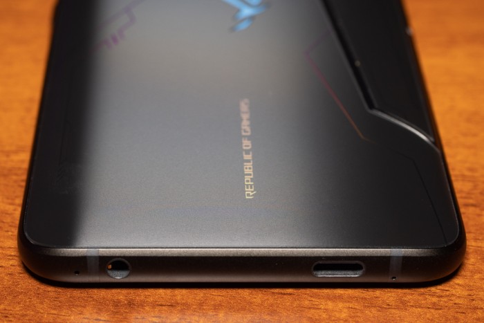 Die Oberfläche des ROG Phone II fühlt sich sehr hochwertig an, ist aber etwas rutschig. (Bild: Heiko Raschke/Golem.de)