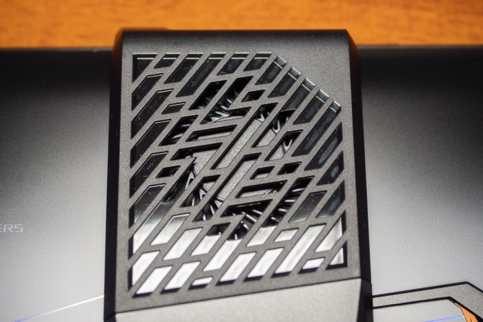 Der Lüfter soll bei der Kühlung helfen - was aber wohl mehr die Hände als den verbauten Snapdragon 855 betrifft. (Bild: Heiko Raschke/Golem.de)