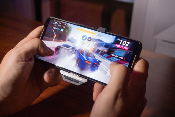 Das ROG Phone II beim Spielen (Bild: Heiko Raschke/Golem.de)