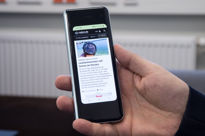 Das 4,6 Zoll große Außendisplay kann wie ein eigenständiges Smartphone verwendet werden. (Bild: Martin Wolf/Golem.de)