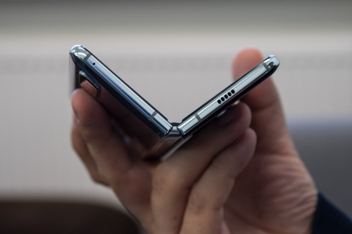 Das Gelenk des Galaxy Fold ist stabil und wirkt sehr hochwertig. (Bild: Martin Wolf/Golem.de)