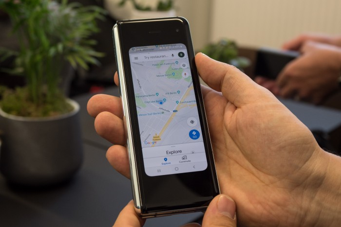 Klappen wir das Smartphone im Multitasking-Modus zu, erscheint die Haupt-App auf dem Außendisplay. (Bild: Martin Wolf/Golem.de)