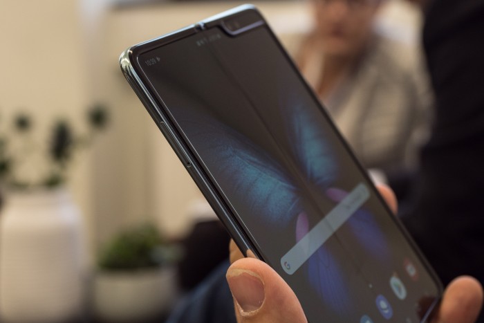 Technisch bedingt ist in der Mitte des faltbaren Displays ein Falz zu erkennen. (Bild: Martin Wolf/Golem.de)