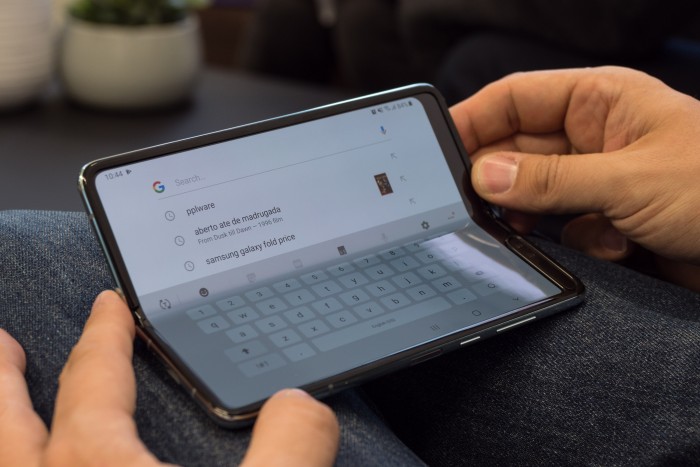 Das Galaxy Fold kann auch nur halb aufgeklappt und wie ein kleiner Communicator genutzt werden. (Bild: Martin Wolf/Golem.de)