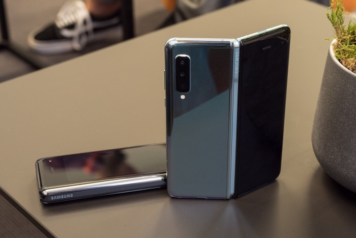 Das Galaxy Fold wird es in zwei Farben geben. (Bild: Martin Wolf/Golem.de)