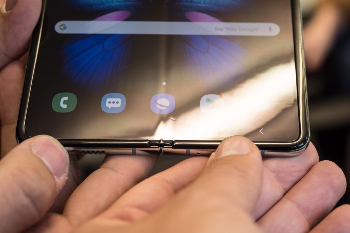 Das Innendisplay ist aus Kunststoff - und vor Macken nicht zwingenderweise gut geschützt, wie wir anhand unseres Testgerätes erkennen konnten. (Bild: Martin Wolf/Golem.de)