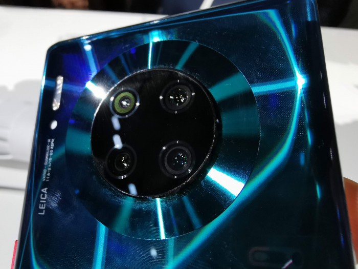 Das Dreifachkamerasystem wird durch eine ToF-Kamera ergänzt. (Bild: Tobias Költzsch/Golem.de)