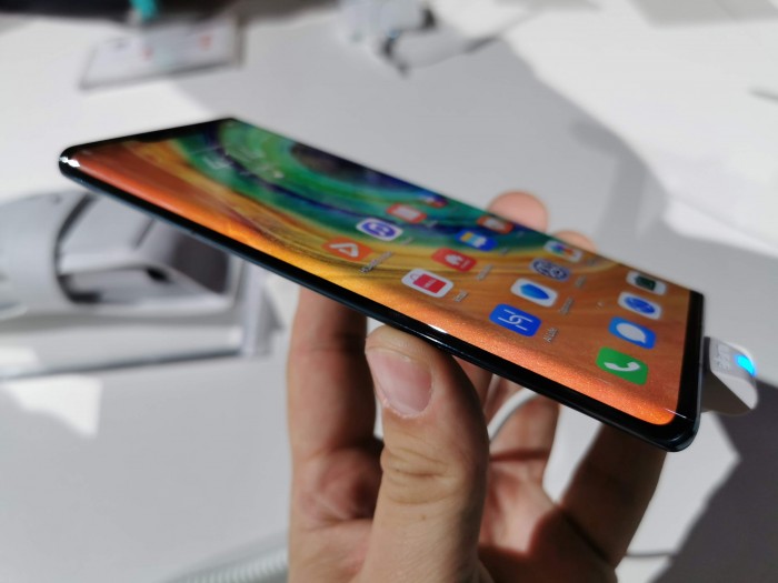 Das Mate 30 Pro hat einen markanten, um den Rand gezogenen Bildschirm. (Bild: Tobias Költzsch/Golem.de)