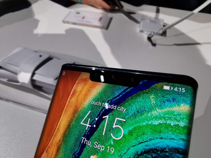 In der Notch ist die Frontkamera, eine 3D-Gesichtserkennung und ein Gestensensor untergebracht. (Bild: Tobias Költzsch/Golem.de)