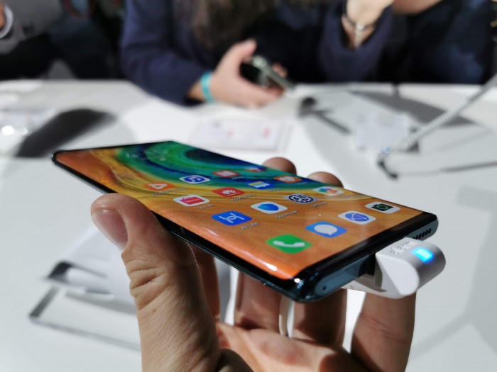 Das Mate 30 Pro wirkt aufgrund des Display recht schlank. (Bild: Tobias Költzsch/Golem.de)