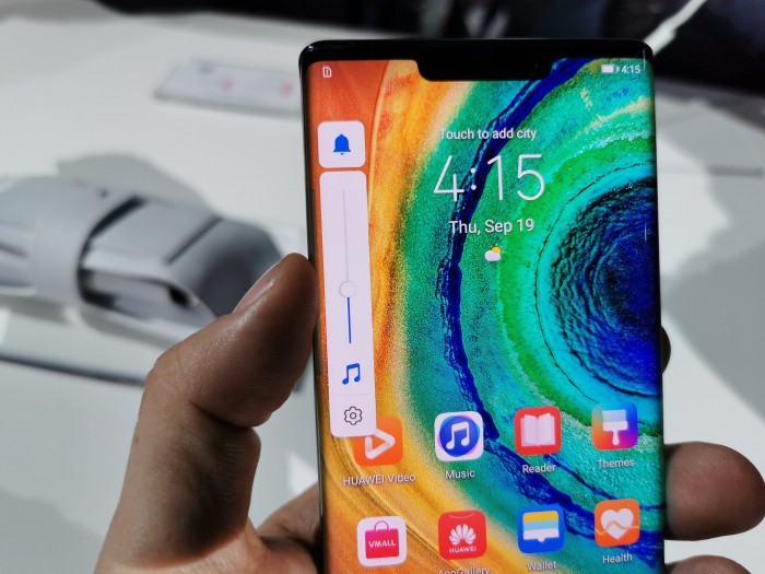 Über den Rand können wir mit einem Doppeltipp beispielsweise die Lautstärkeregelung aufrufen. (Bild: Tobias Költzsch/Golem.de)