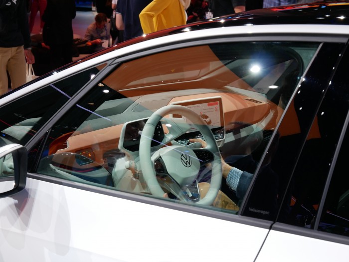 Nicht nur der Antrieb, auch die Innenausstattung unterscheidet sich deutlich von bisherigen Modellen wie dem Golf. (Foto: Dirk Kunde)