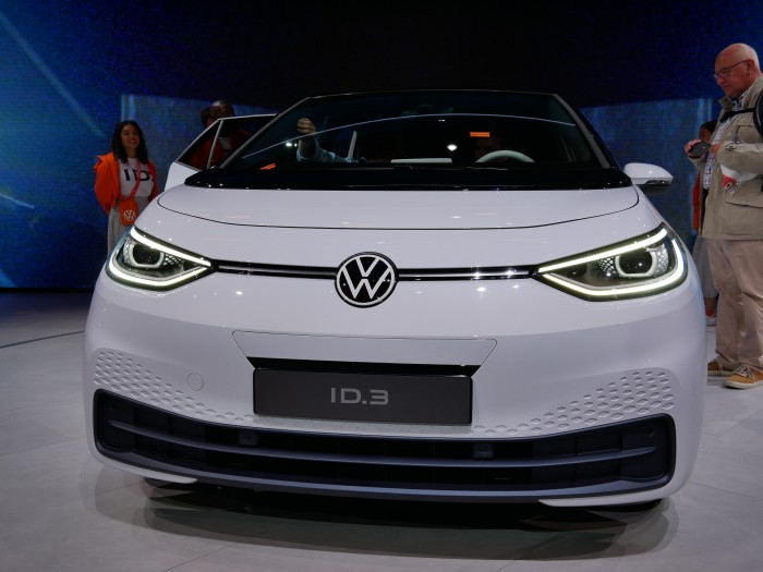 Das VW-Logo ist etwas schlichter gestaltet worden. (Foto: Dirk Kunde)