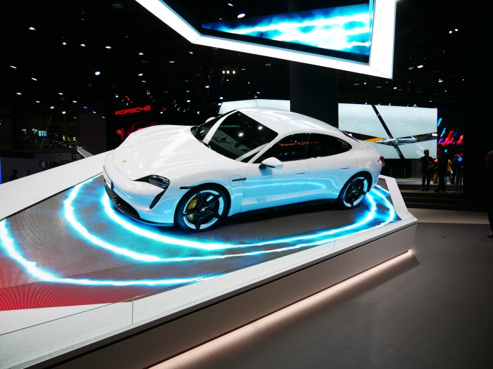 Porsche zeigt seinen ersten vollelektrischen Sportwagen, den Taycan. (Foto: Dirk Kunde)