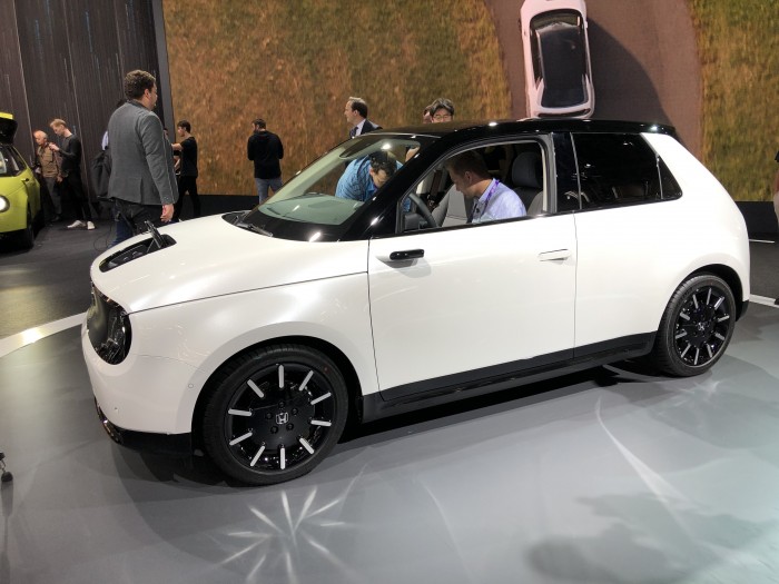 Viel Aufmerksamkeit gibt es für den elektrischen Honda E. (Foto: Dirk Kunde)