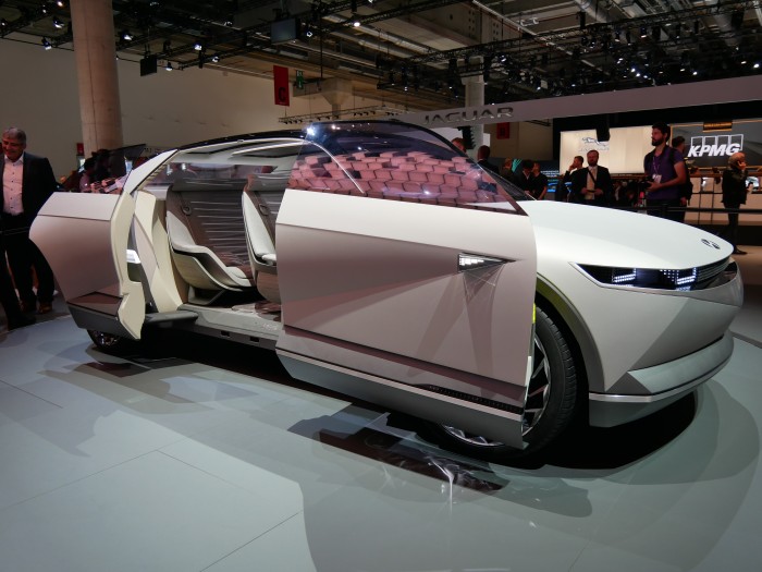 Bei der Karosserie im Monocoque-Stil sind Windschutz- und Heckscheibe im 45-Grad-Winkel montiert. (Foto: Dirk Kunde)