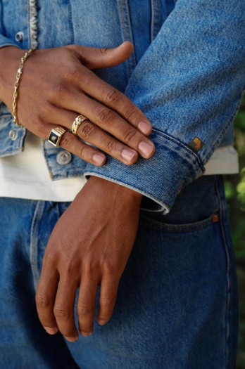 Zahlreiche Funktionen des verbundenen Smartphones werden über ein Sensorfeld an der Manschette der Jacke bedient. (Bild: Levi's)