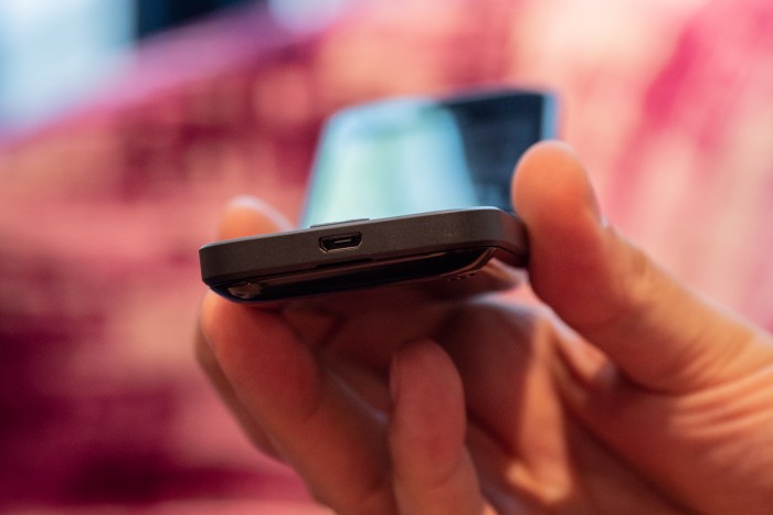 Geladen wird das Nokia 2720 Flip über ein Micro-USB-Kabel. (Bild: Martin Wolf/Golem.de)