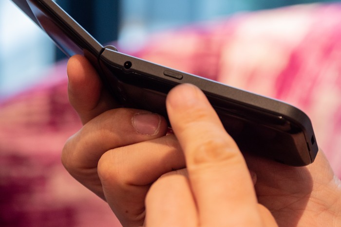 Das Handy hat einen separaten Knopf, mit dem im Notfall bis zu fünf Kontakte gleichzeitig benachrichtigt werden. (Bild: Martin Wolf/Golem.de)