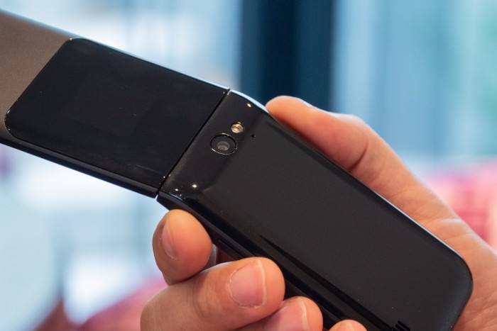 Auf der Rückseite ist eine Kamera eingebaut. (Bild: Martin Wolf/Golem.de)