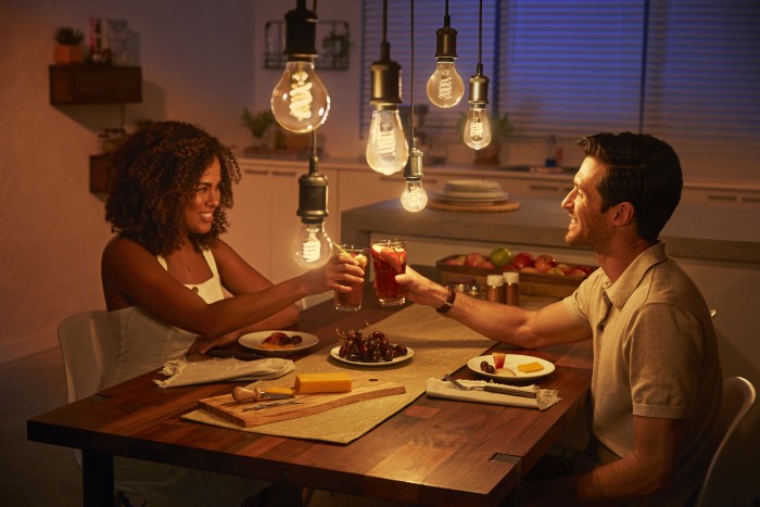 Die Lampen erzeugen Licht mit einer Farbtemperatur von 2.100 Kelvin. (Bild: Signify)