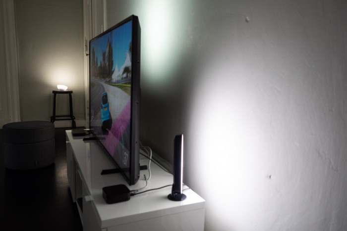 Farbige Hue-Lampen werden über den Splitter angesteuert und leuchten passend zu den angezeigten Bildsignalen. (Bild: Martin Wolf/Golem.de)