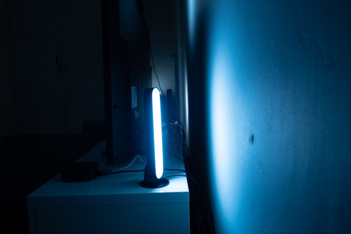 Für die Beleuchtung hinter einem Fernseher eignen sich die Play Lightbars gut. (Bild: Martin Wolf/Golem.de)