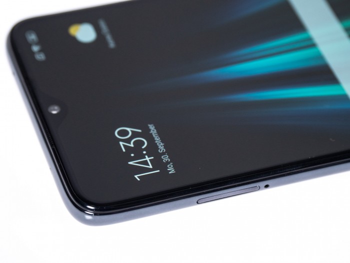 Das Smartphone ist besonders angesichts des Preises gut verarbeitet. (Bild: Martin Wolf/Golem.de)