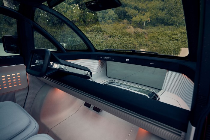 Das Design ist sehr reduziert. Statt eines großen Displays gibt es nur eine schmale Anzeige für die wichtigsten Daten. (Bild: Canoo)