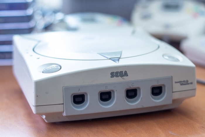 Klein und laut: das Laufwerk der Dreamcast konnte recht lästig aufdrehen. (Bild: Martin Wolf/Golem.de)