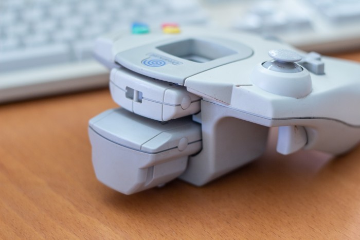 Unter der VMU kann ein Rumble-Pak eingesteckt werden. (Bild: Martin Wolf/Golem.de)