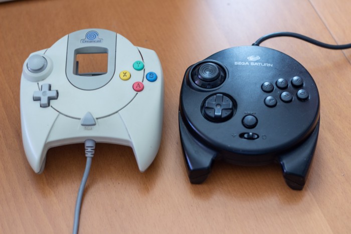 Der Dreamcast-Controller ähnelt seinem Vorgänger optisch. (Bild: Martin Wolf/Golem.de)