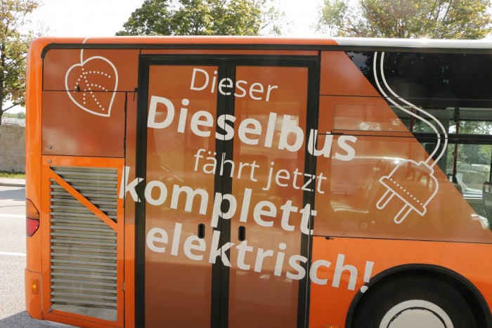 Dennoch trifft es zu: Der frühere Dieselbus fährt komplett elektrisch. (Foto: Friedhelm Greis) 