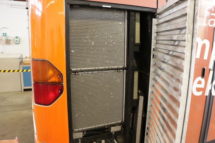 In der E-Trofit-Werkstatt erkennt man hinter der Verkleidung den Kühler für Antrieb und Batterien. (Foto: Friedhelm Greis) 