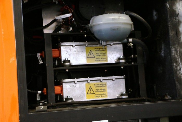 Unter dem Kühler ist die Leistungselektronik angebracht. (Foto: Friedhelm Greis) 