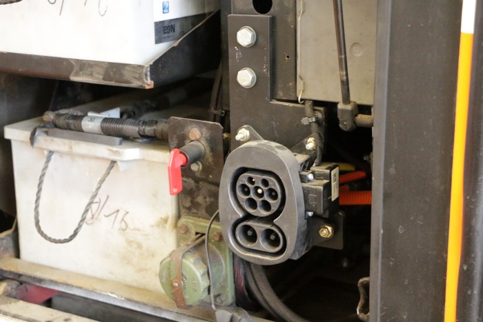 Der Bus lässt sich auch mit Gleichstrom schnell laden. (Foto: Friedhelm Greis) 