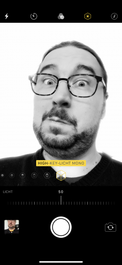 Neu ist außerdem der High-Key-Mono-Modus, der ein Porträt in Schwarzweiß und mit weiß getünchtem Hintergrund aufnimmt. (Screenshot: Golem.de)