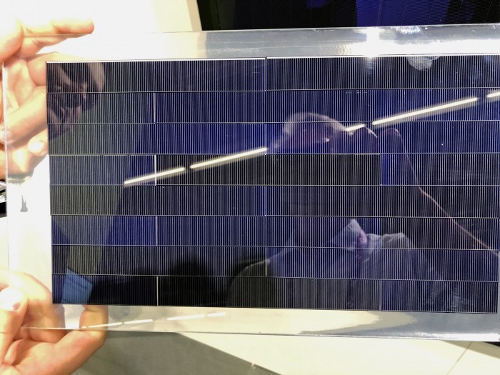 Die monokristallinen Siliziumzellen sind versetzt und leicht überlappend und wie Dachziegel in einem Klebeverfahren auf dem Glas positioniert. (Foto:ISE)