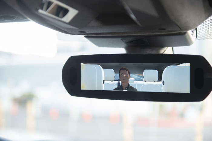 Mit dem Valeo Voyage setzt sich der Fahrer einen virtuellen Assistenten auf die Rückbank. (Foto: Valeo)